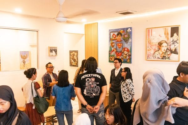 suasana pameran seni di coffee shop yogyakarta
